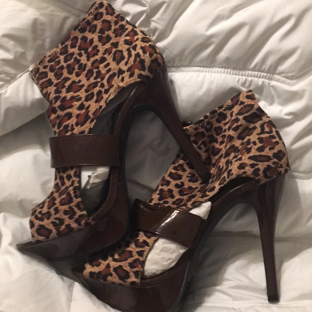 Leopard style Ankle open toe bootie size 9
